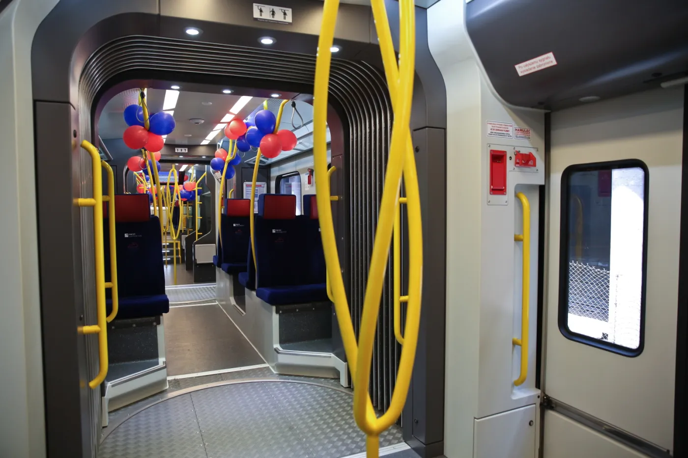 2567459-pierwszy-elektryczny-zespol-trakcyjny.jpg