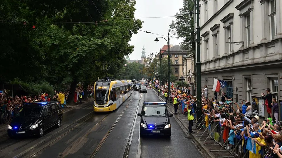 Tramwaj oficjalnym pojazdem papieża. Polskie firmy wyznaczają nowe trendy marketingu [ZDJĘCIA]