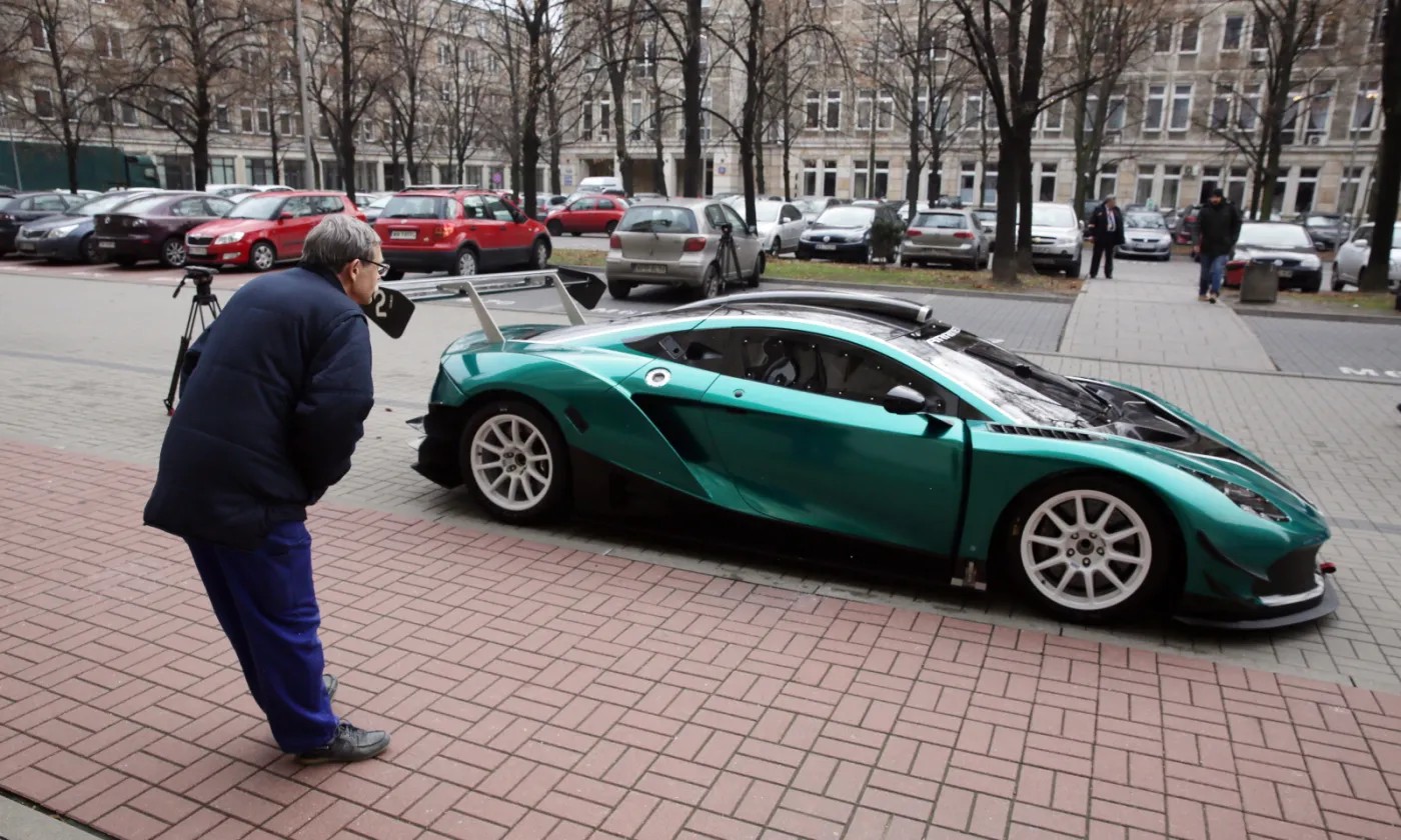 2738516-polski-samochod-wyscigowy-arrinera.jpg