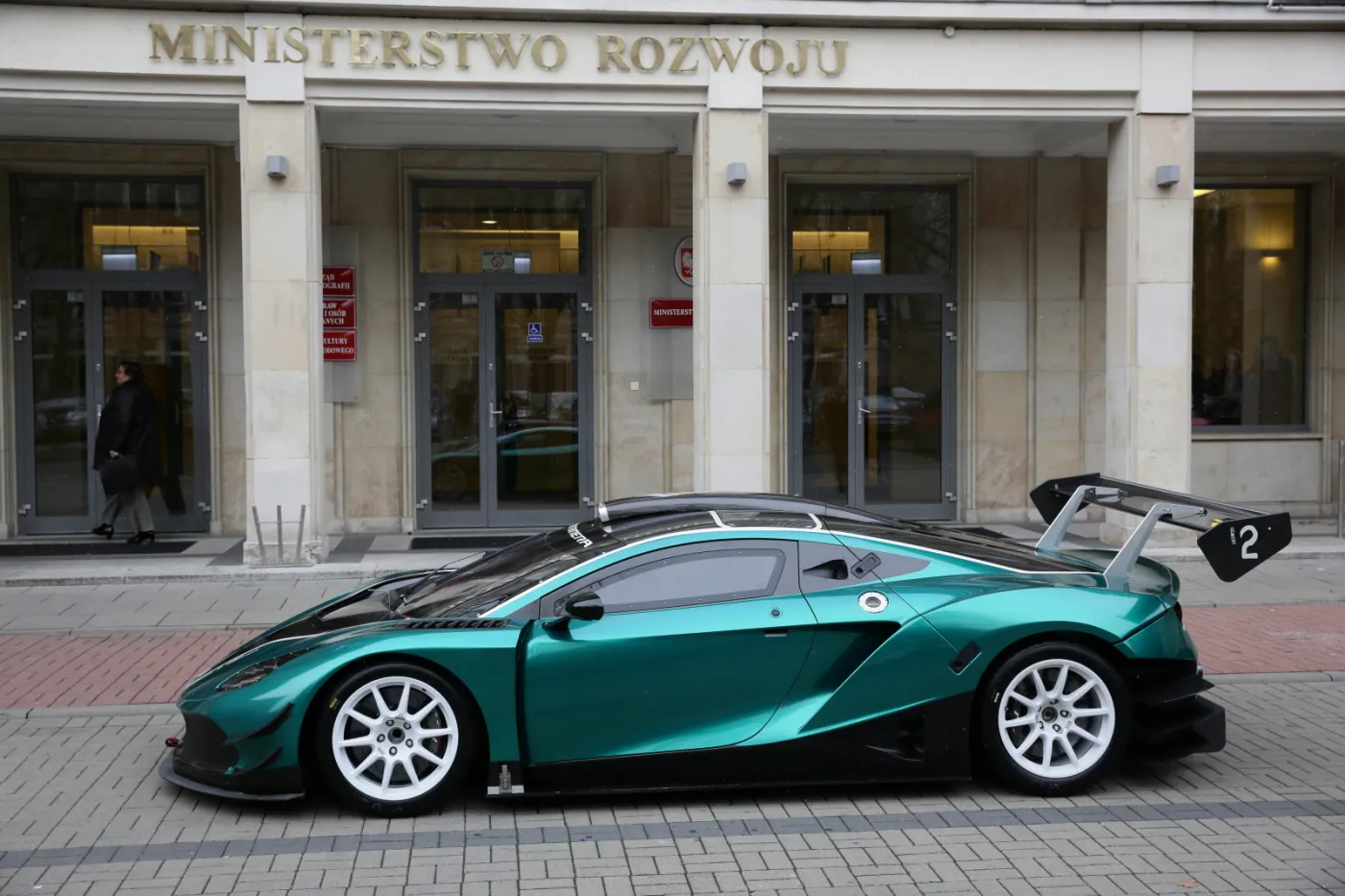 2738500-polski-samochod-wyscigowy-arrinera.jpg