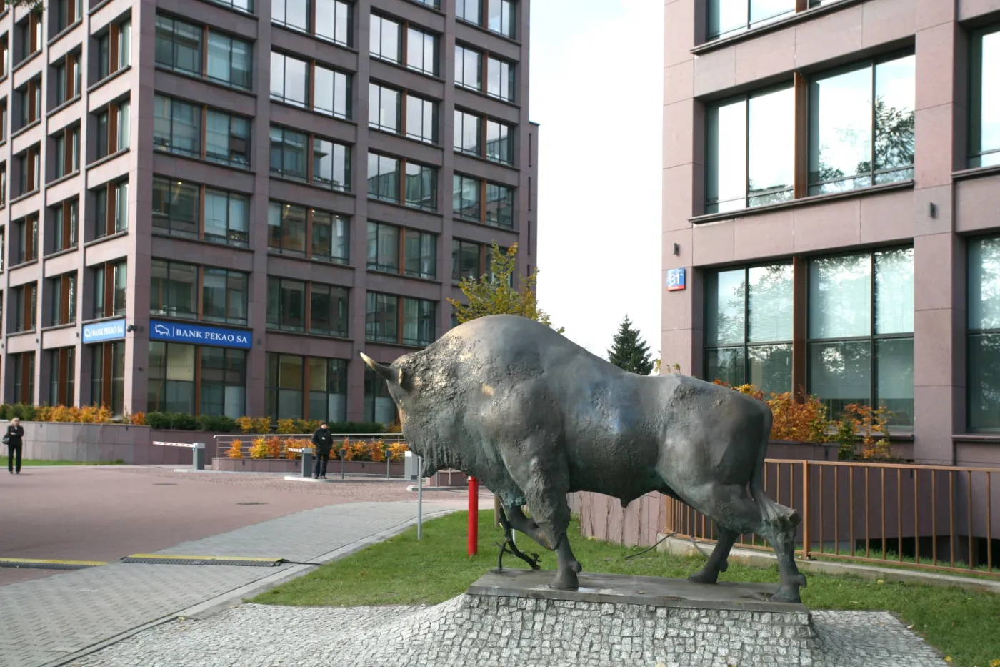 Bank Pekao zamierza zwolnić prawie tysiąc pracowników