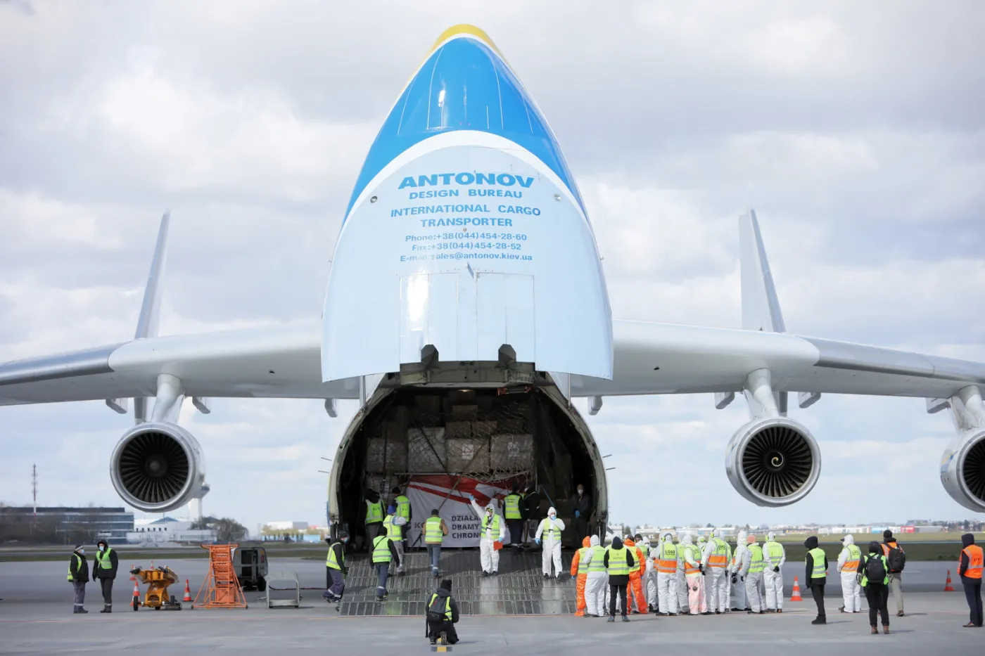 Samolot Antonov An-225 Mriya wylądował na warszawskim Okęciu [ZDJĘCIA]