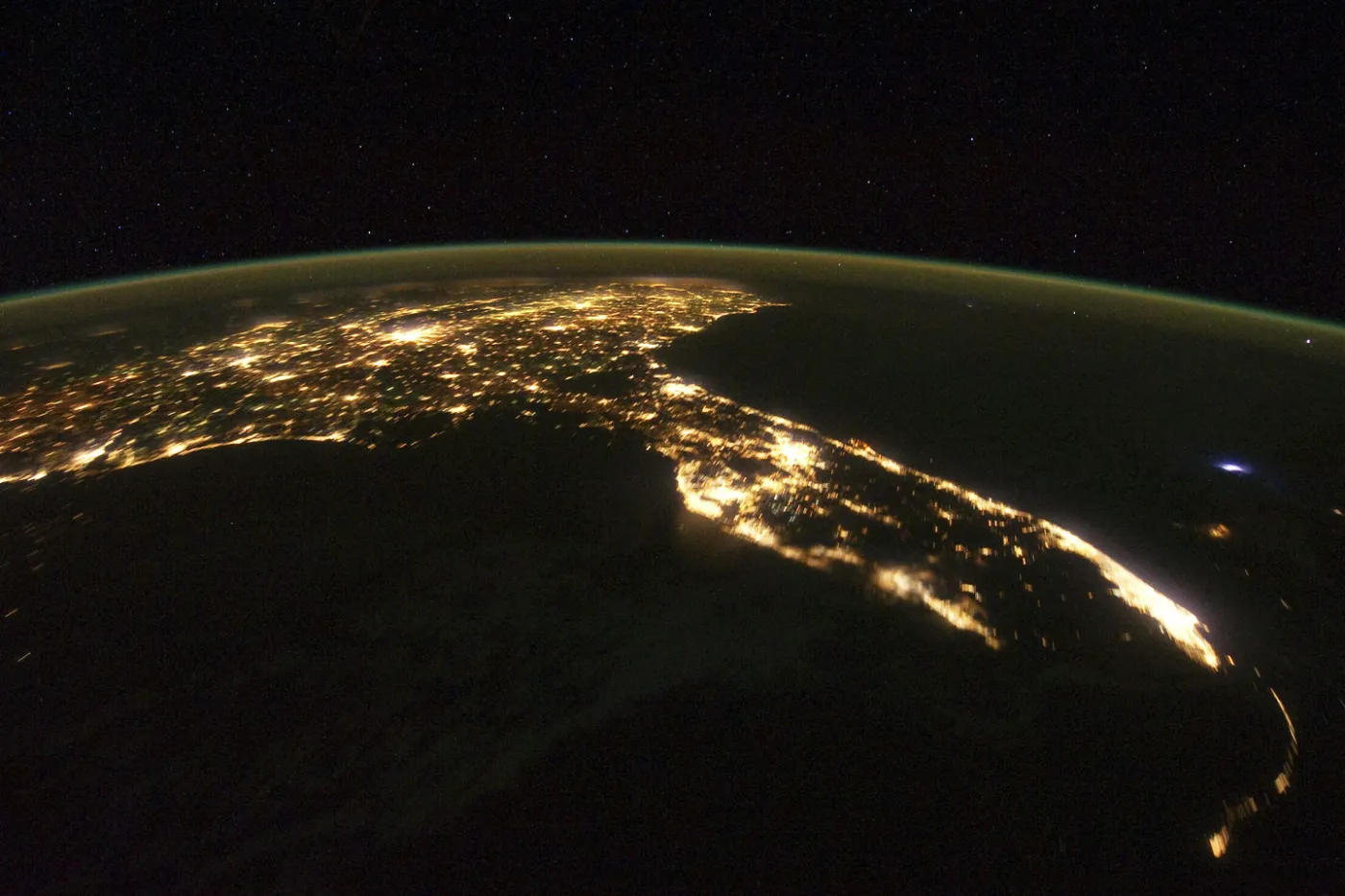 W tydzień po otwarciu zamknięto plaże w Naples na Florydzie. Ludzie masowo łamali zasady bezpieczeństwa