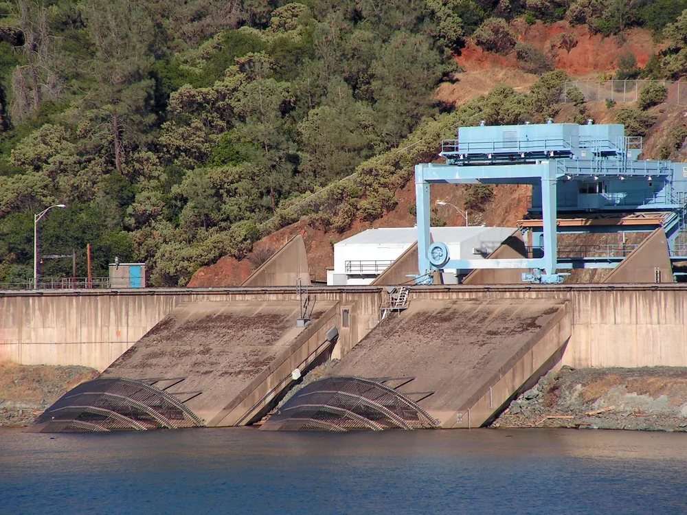 2819730-turbiny-wodne-na-jeziorze-oroville.jpg