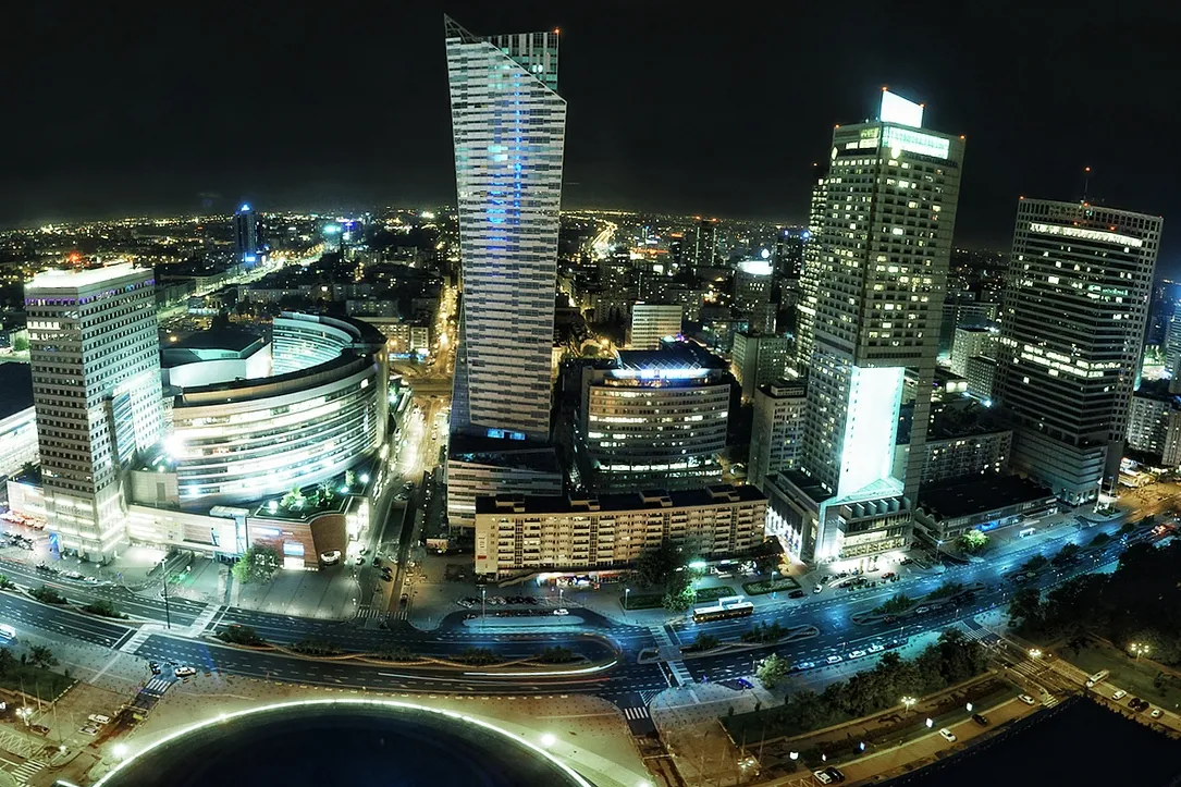 Pechowa historia Złotej 44. Oto burzliwe losy najwyższego apartamentowca Europy