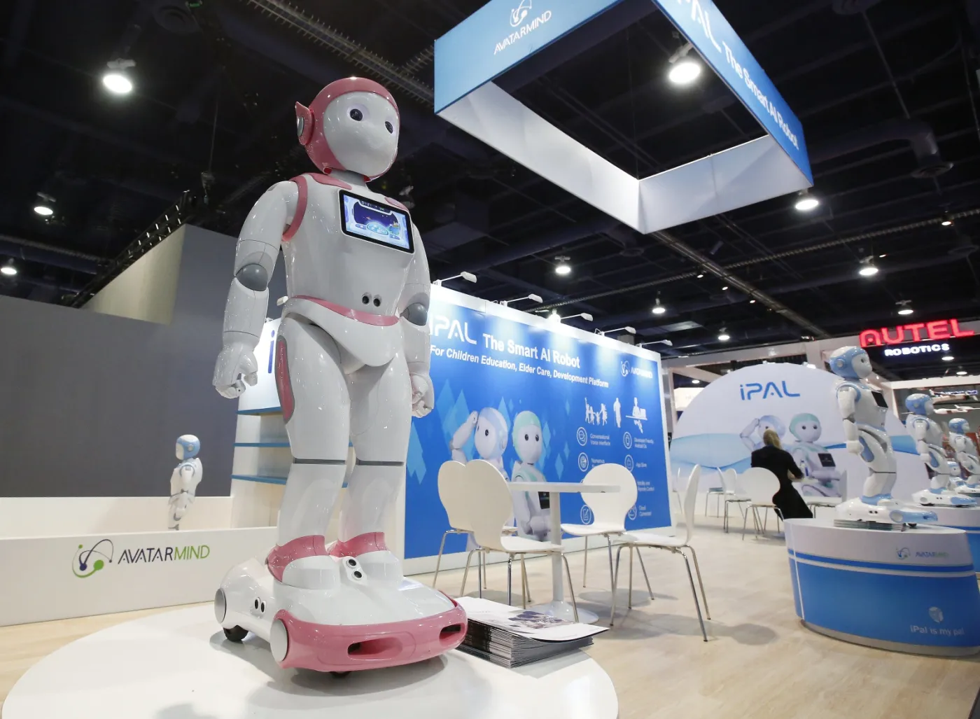 3218770-robot-firmy-avatarmind-prezentowany.jpg
