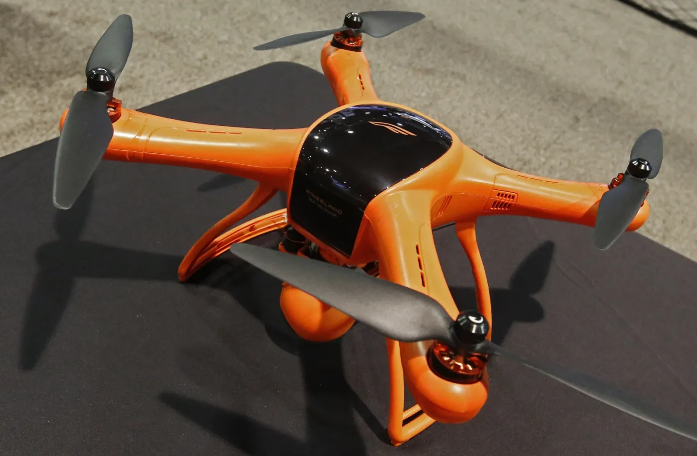 3218882-dron-wingslanda-na-miedzynarodowej.jpg