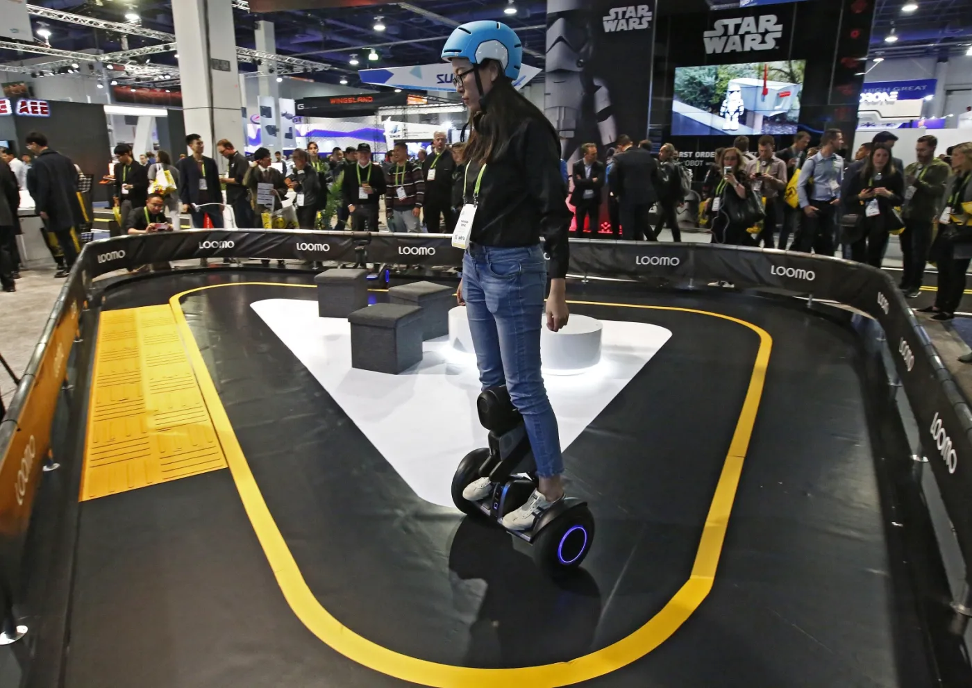 3218994-pokaz-segway-loomo-na-miedzynarodowej.jpg