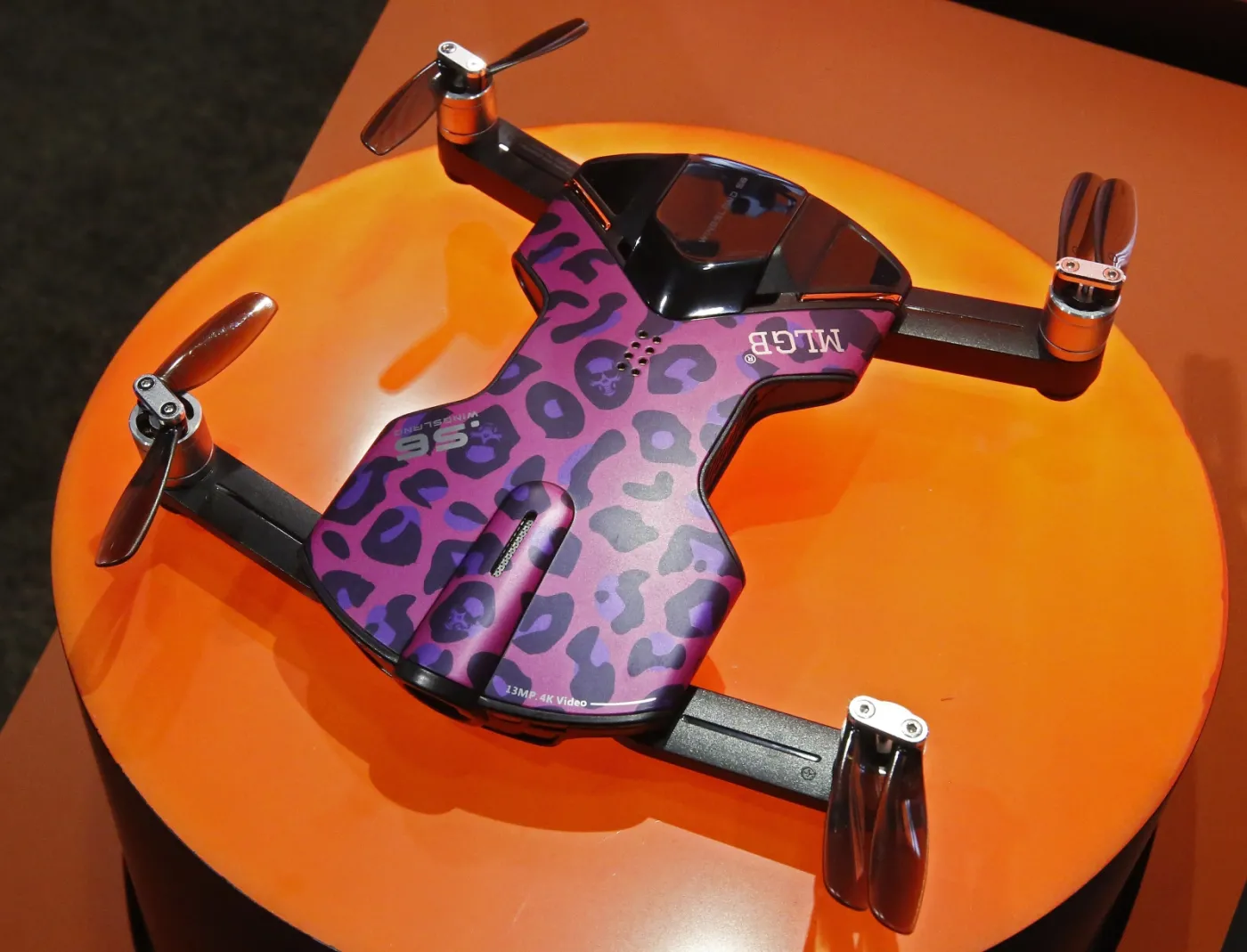3218914-dron-wingslanda-na-miedzynarodowej.jpg
