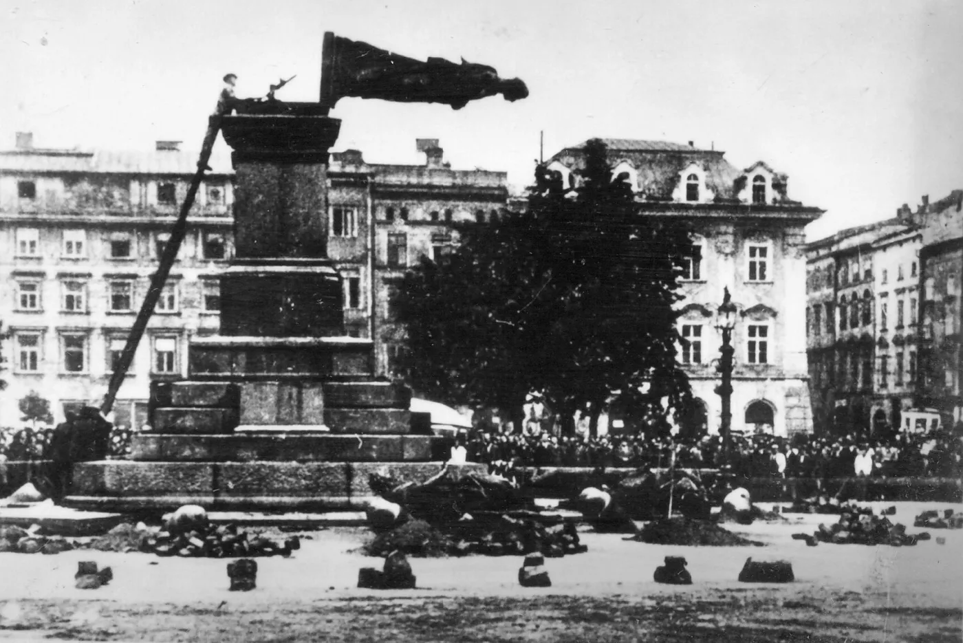 Ograbieni, wymordowani, naiwni. Polska po wojnie mogła dopłacać do reparacji
