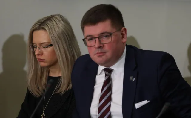 Powrót ósmoklasistów i maturzystów do szkół. "Bardzo realne"