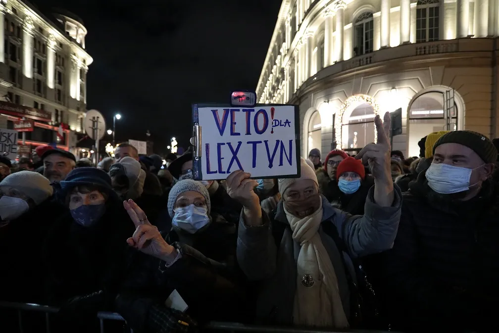 W Warszawie manifestowali przeciwko lex TVN. Bodnar: Tu chodzi o to, czy będziemy mieli demokrację