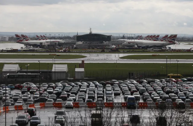 W Wielkiej Brytanii długie kolejki na wszystkich lotniskach wskutek awarii elektronicznych bramek