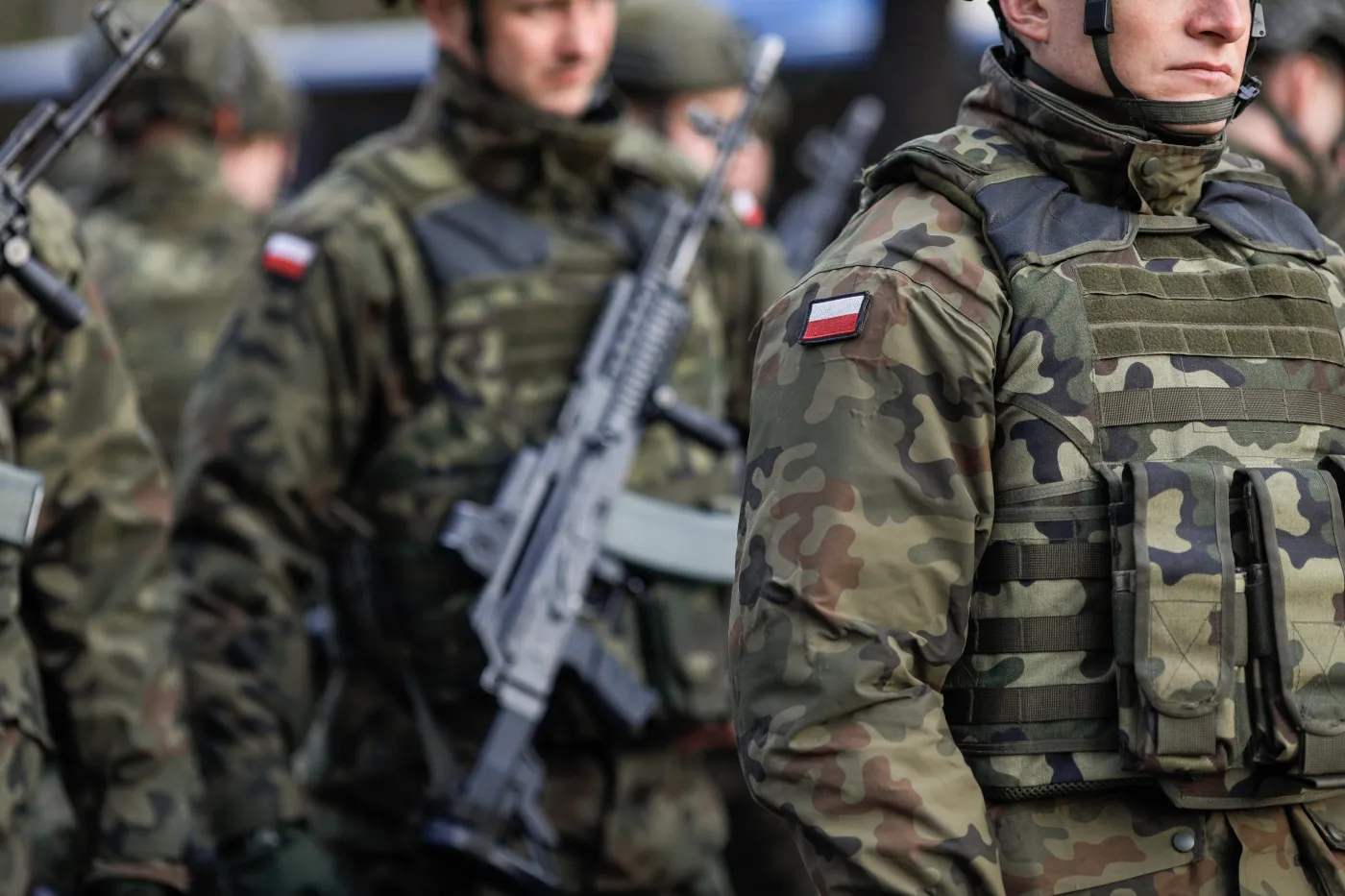 Jednostki wojskowe wysyłają żołnierzy, aby szkolili uczniów