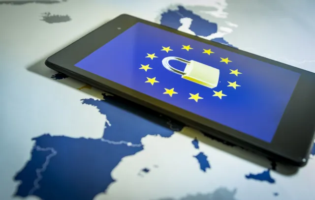 KE wszczyna postępowania. Apple, Google i Meta na celowniku Brukseli