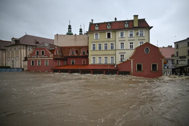 Setki żołnierzy walczą z powodzią w południowej Polsce