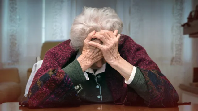 Demencja u seniora: Kiedy ubezwłasnowolnienie babci staje się koniecznością? Poznaj procedury