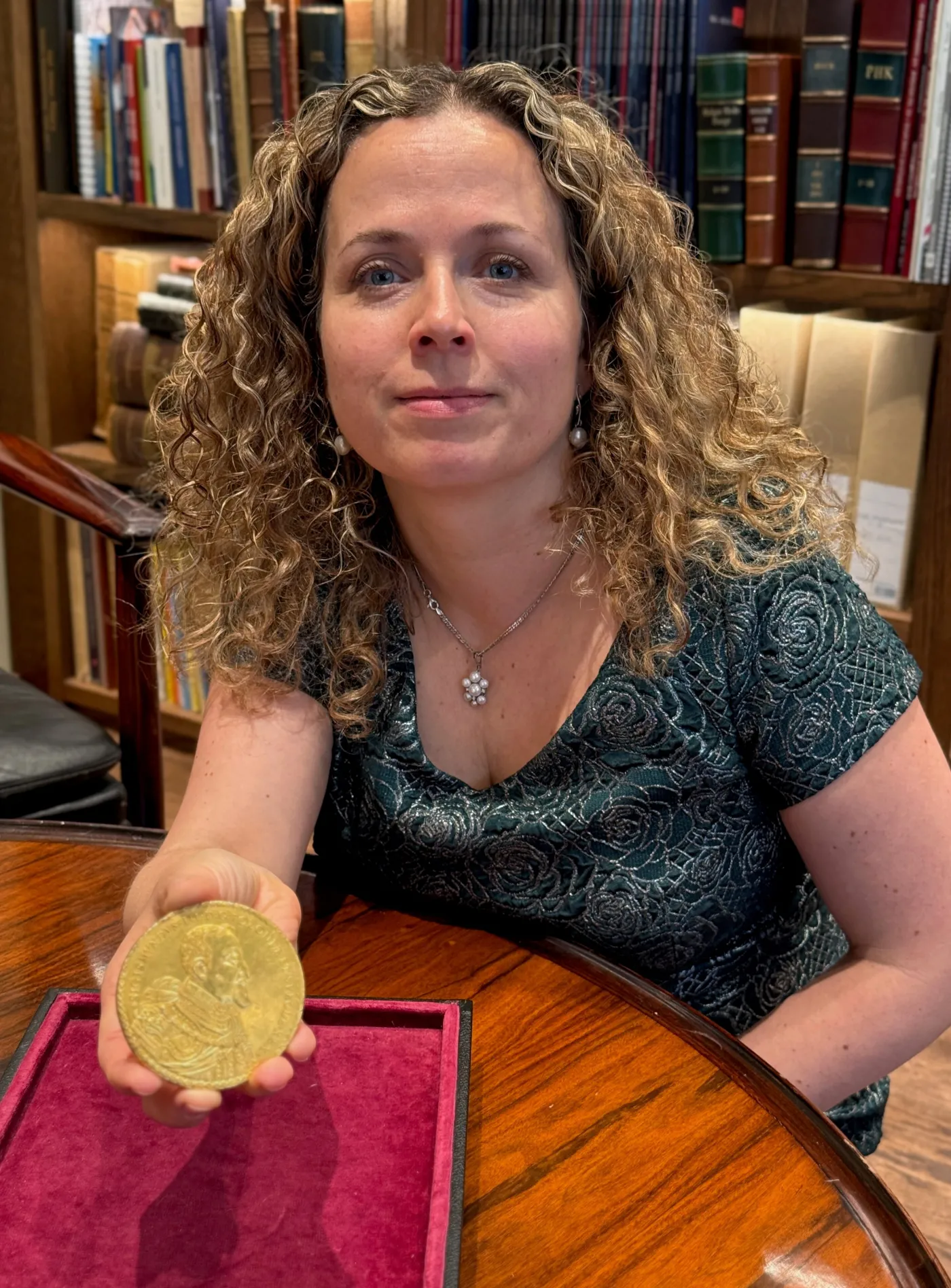 Oslo, Norwegia, 10.05.2025. Dyrektorka domu aukcyjnego Oslo Myntgalleri Dasa Stankova prezentuje "monetę chocimską" Zygmunta III Wazy - najdroższą monetę wybitą w Rzeczpospolitej z okresu staropolskiego