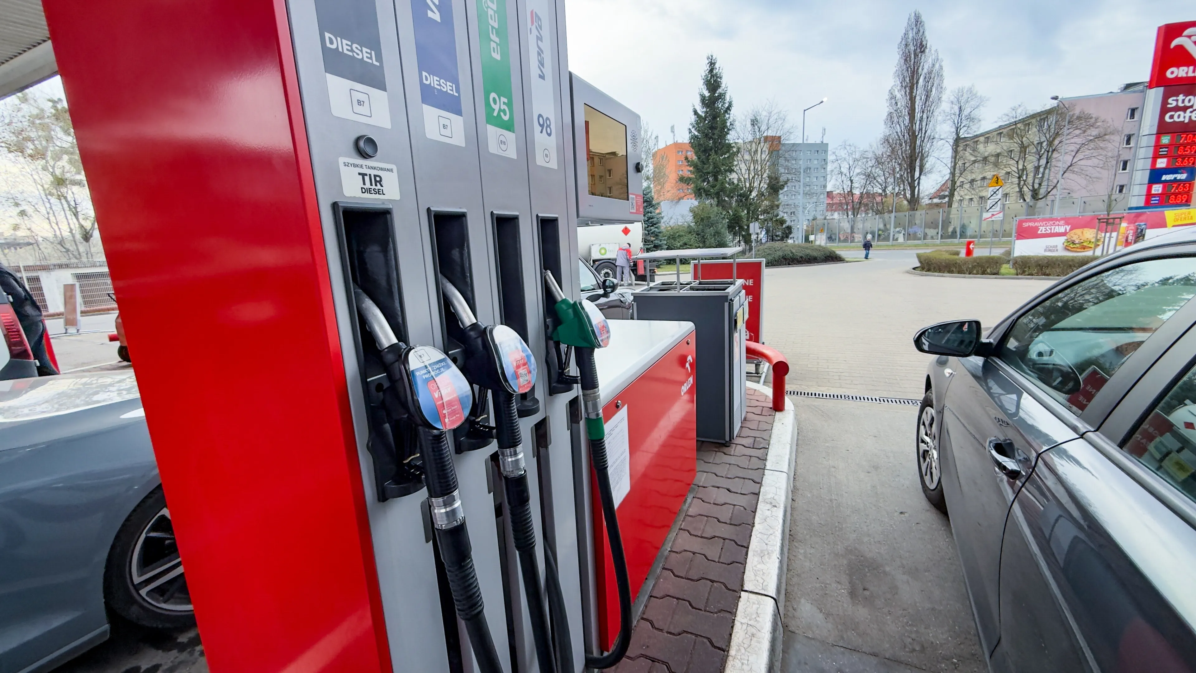 Wojna w Iranie podbija ceny ropy. Prognozy mówią o 200 dolarach za baryłkę