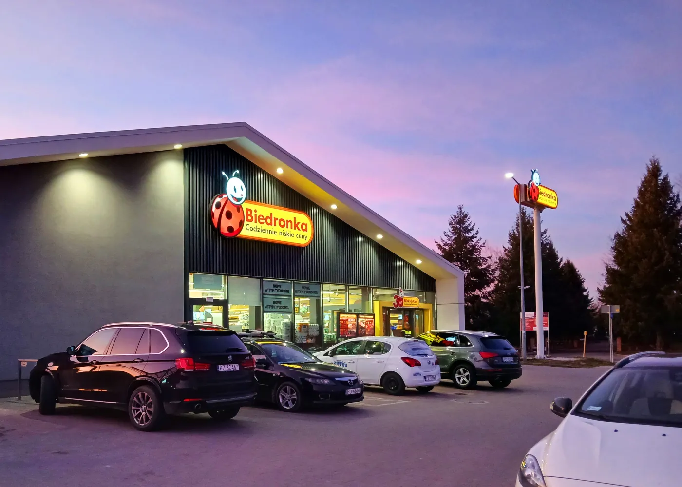 Wielka Sobota 2026: Zakupy tylko do tej godziny! Biedronka i Lidl zamykają się wcześniej [LISTA]