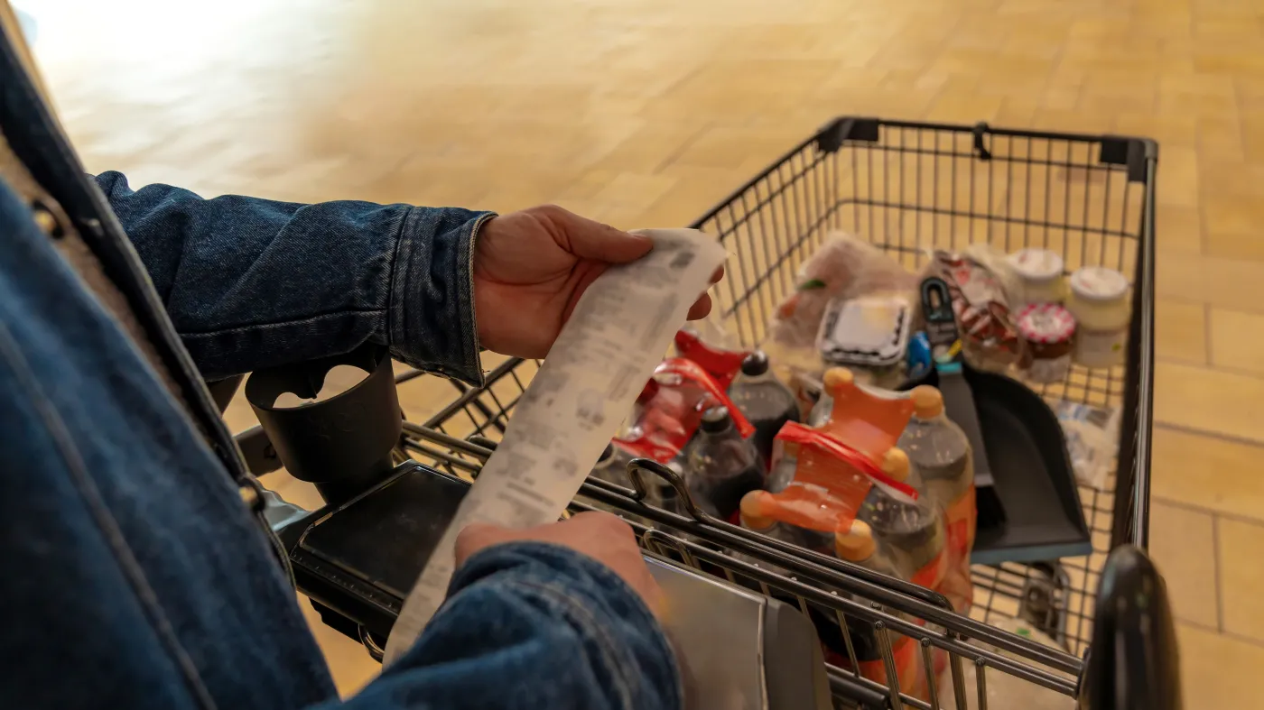 Zakupy droższe o ponad 23 zł. Auchan pozostaje liderem niskich cen, Biedronka tnie ceny najmocniej w miesiącu