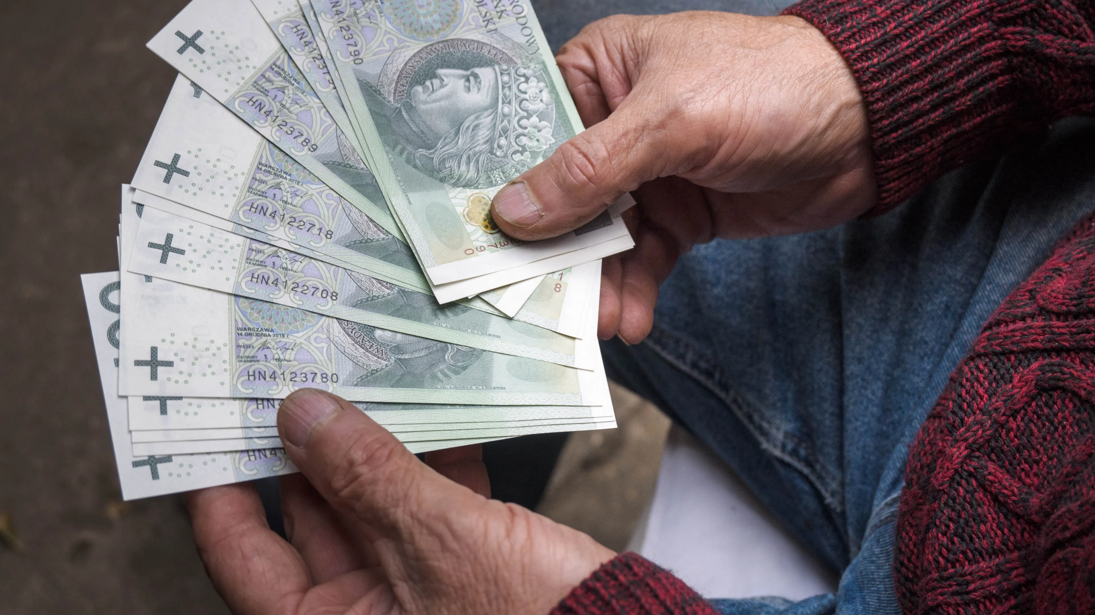 800 plus dla seniora a świadczenie uzupełniające: Zobacz, co przysługuje emerytom i jakie są limity w 2026 roku