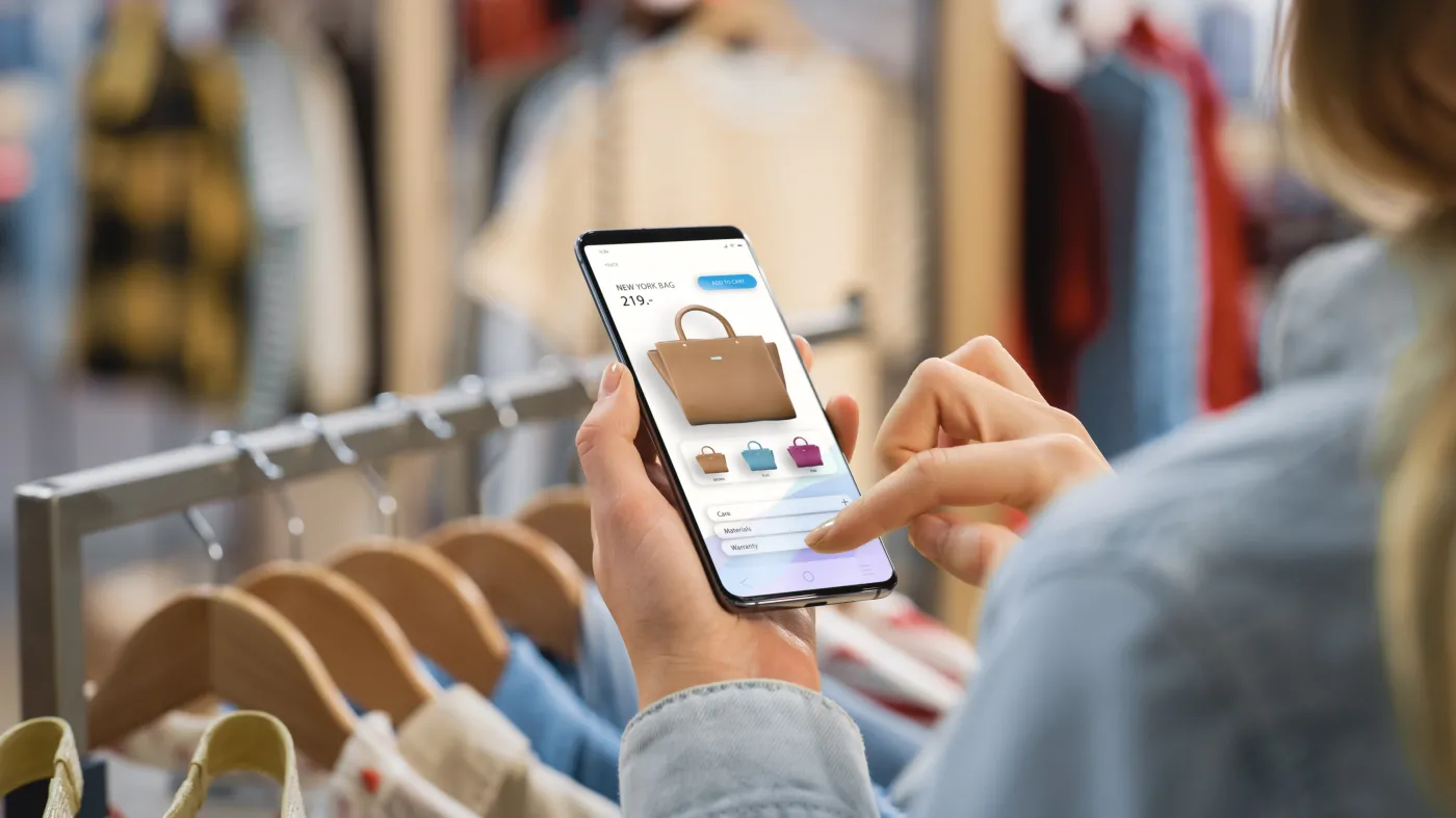 Kobieta klikająca na smartfonie