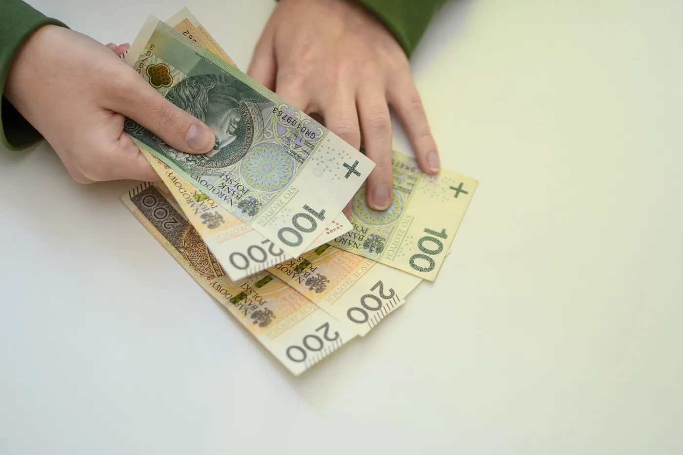 ZUS żąda zwrotu 800 plus wraz z odsetkami. Masowe kontrole kont bankowych i rejestrów granicznych
