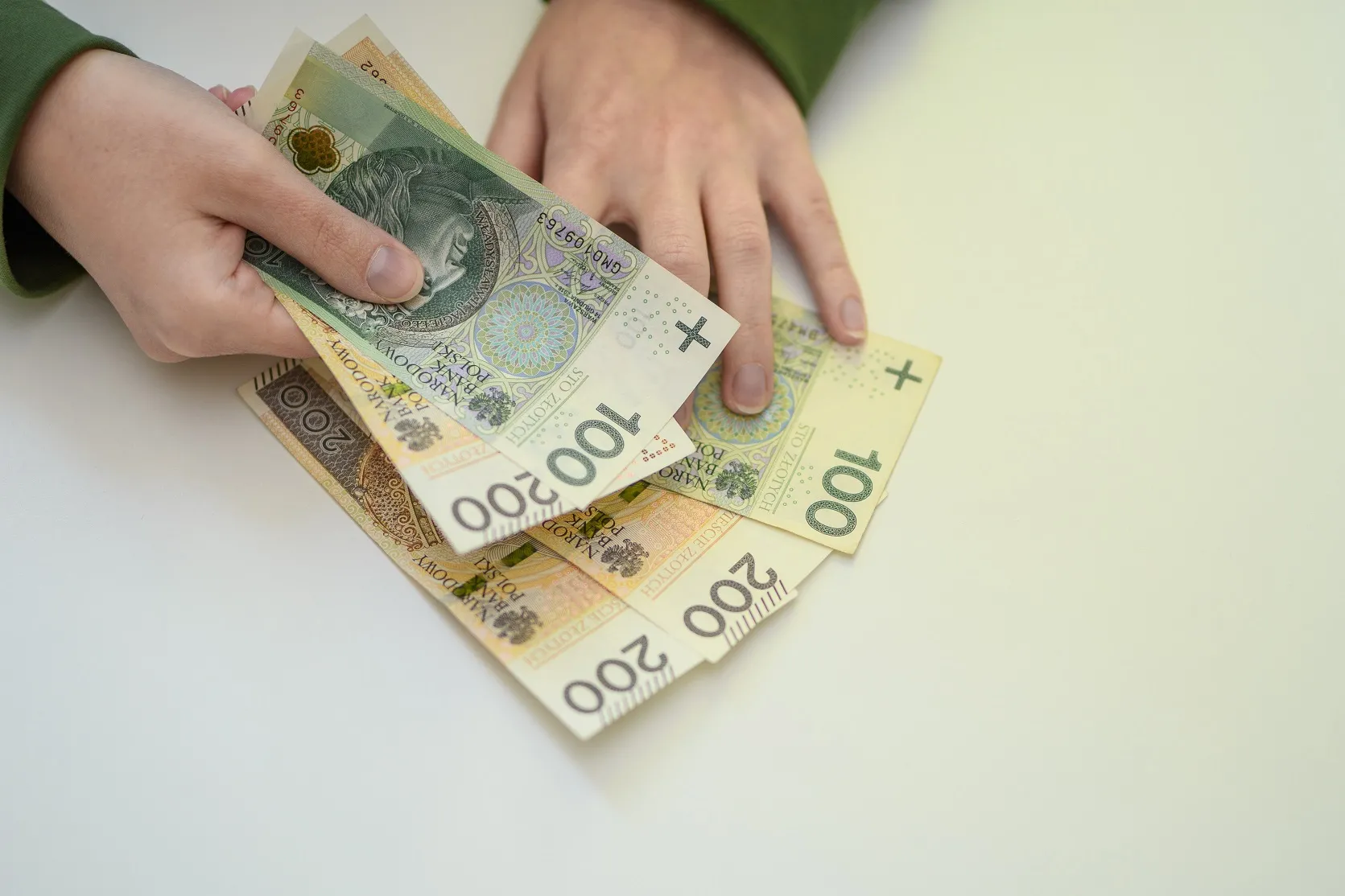 ZUS żąda zwrotu 800 plus wraz z odsetkami. Masowe kontrole kont bankowych i rejestrów granicznych