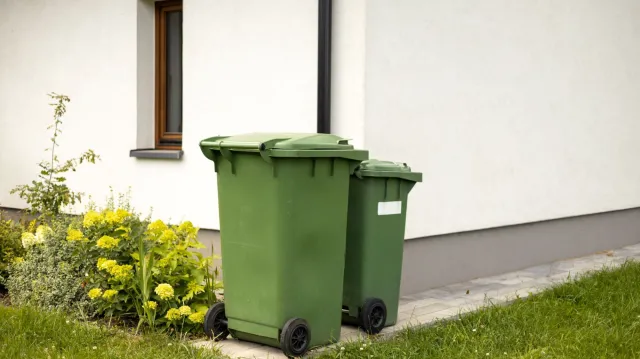 Emeryt może nie płacić za śmieci w 2026, ale musi złożyć deklarację. Mało kto o tym wie