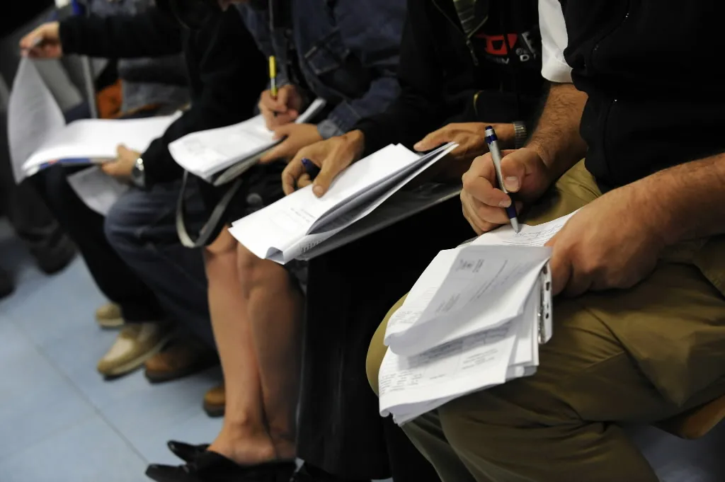 Maleje liczba ogłoszeń o wolnych miejscach pracy