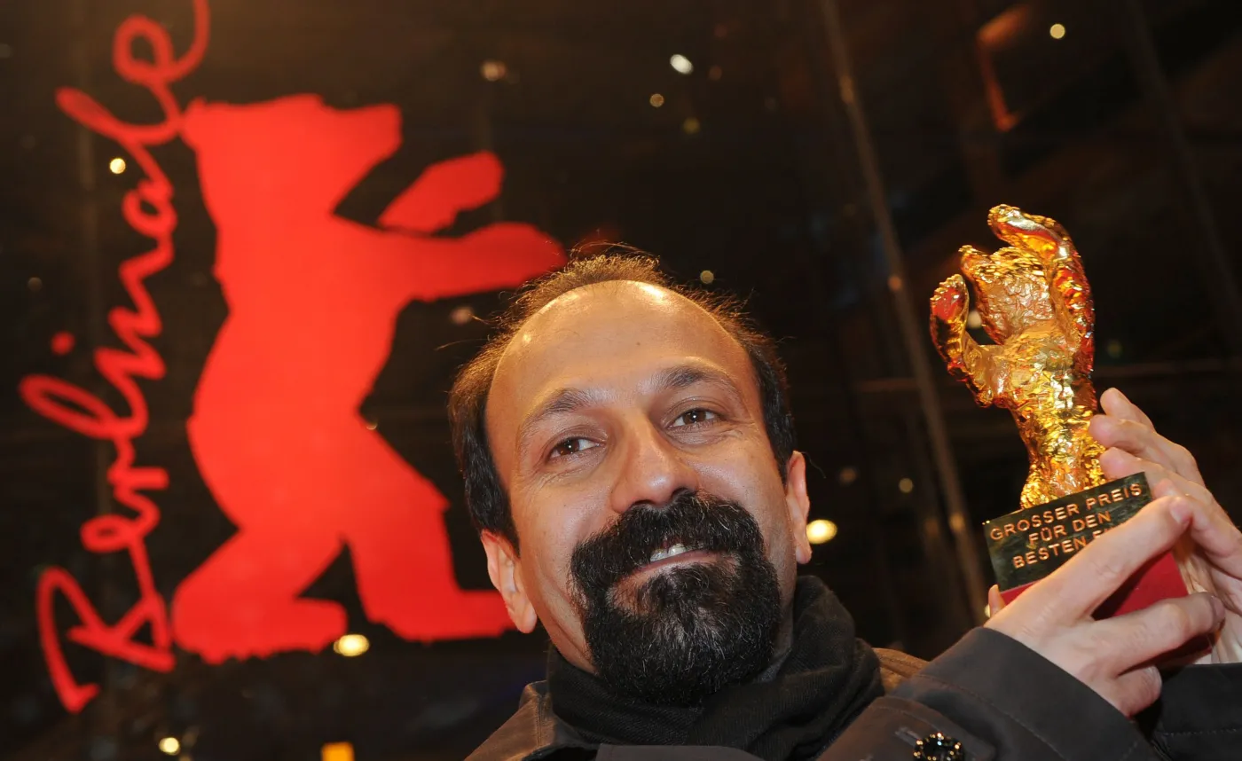 Irański reżyser Asghar Farhadi ze Złotym Niedźwiedziem otrzymanym za film "Nader i Simin, Separacja" na 61. Międzynarodowym Festiwalu Filmowym w Berlinie fot. JENS KALAENE PAP/EPA