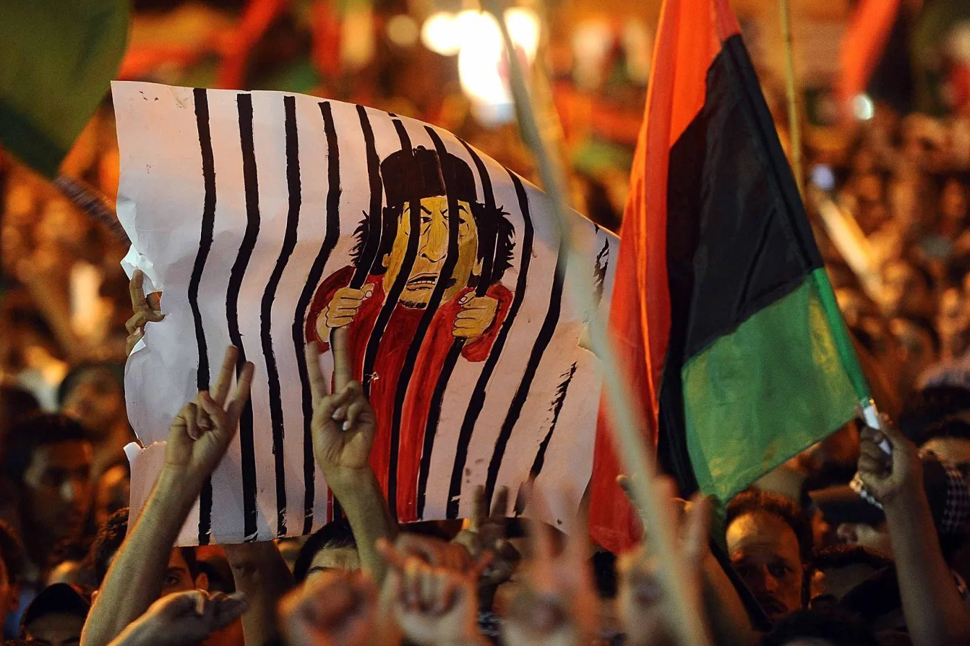 Libijczycy celebrują zwycięstwo partyzantów na Placu Zielonym w centrum Trypolisu. Fot. PAP/EPA