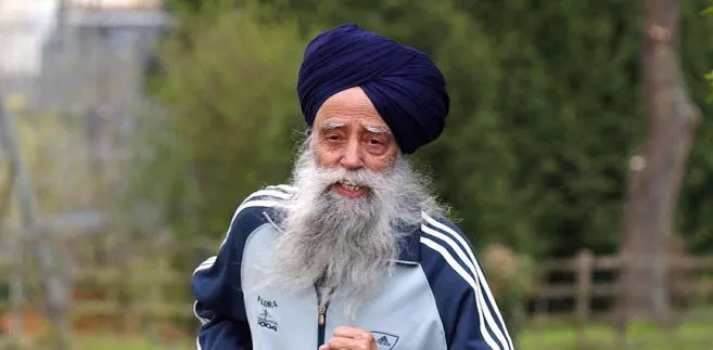 Fauja Singh w czasie maratonu w 2004 roku w Londynie. Fot. Andy Shaw/Bloomberg News