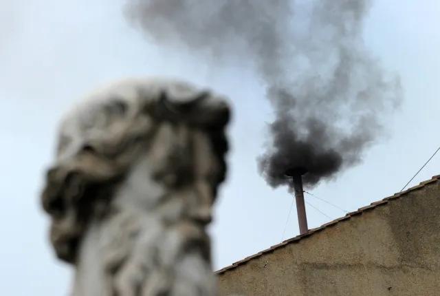 Pierwszy dzień konklawe: Czarny dym w Watykanie. Kardynałowie nie wybrali papieża