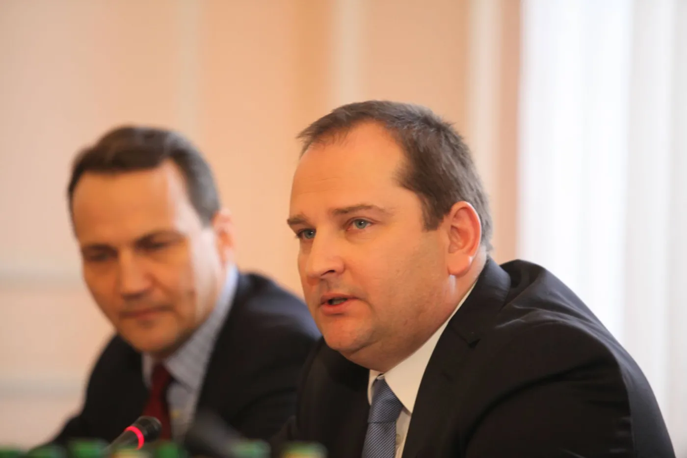 Radosław Sikorski i Tomasz Arabski na posiedzeniu komisji sejmowej