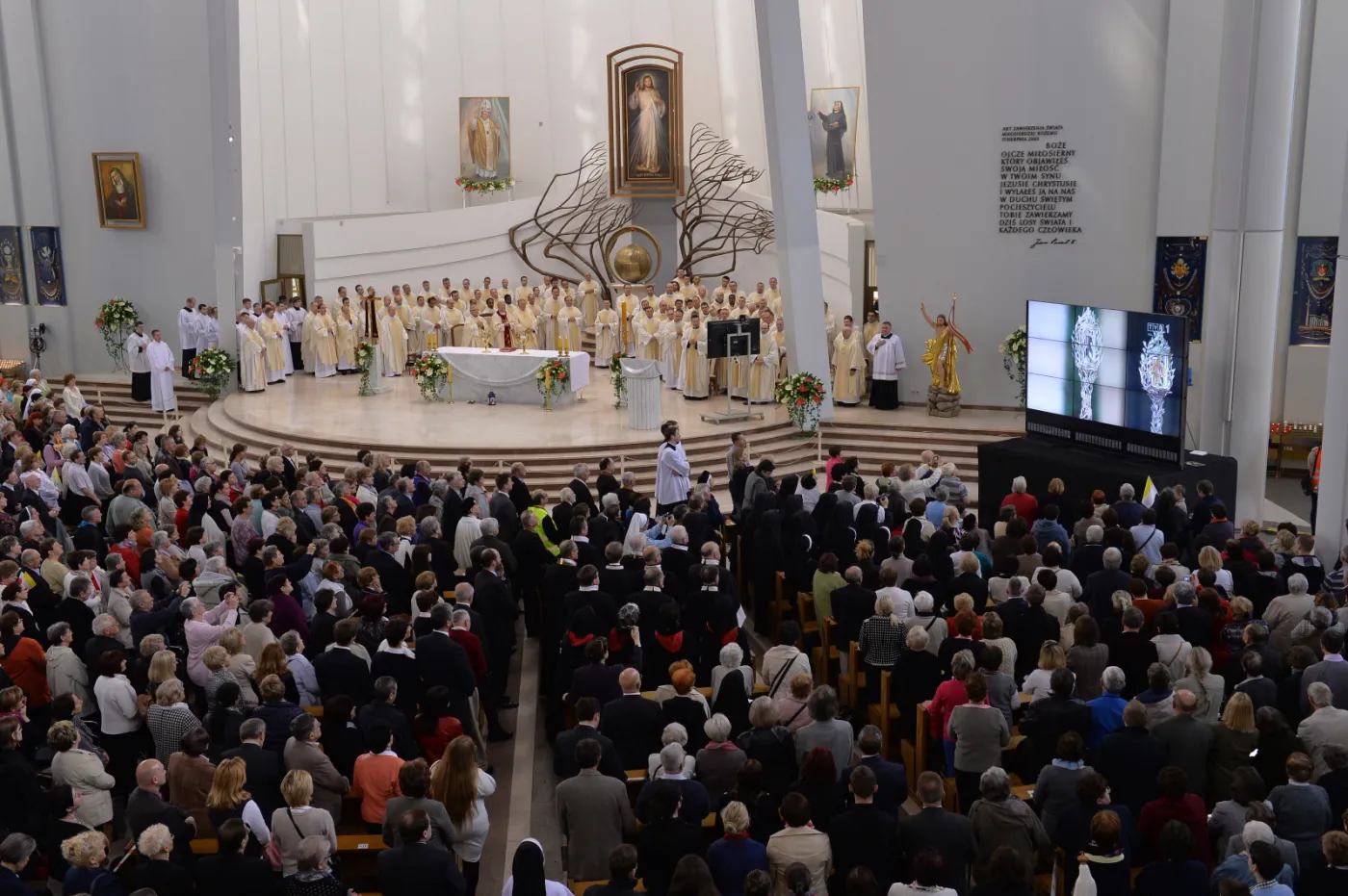 Wierni oglądają transmisję kanonizacji podczas uroczystości Święta Bożego Miłosierdzia w Sanktuarium Bożego Miłosierdzia w Krakowie-Łagiewnikach