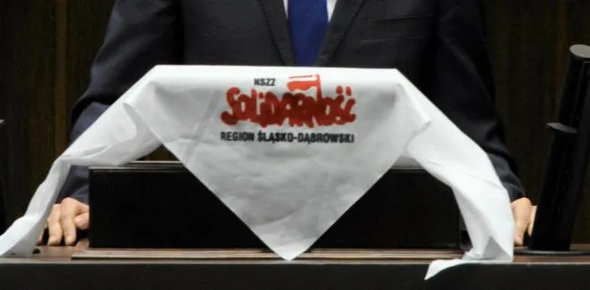 Mównica sejmowa udekorowana chustą z napisem "Solidarność"