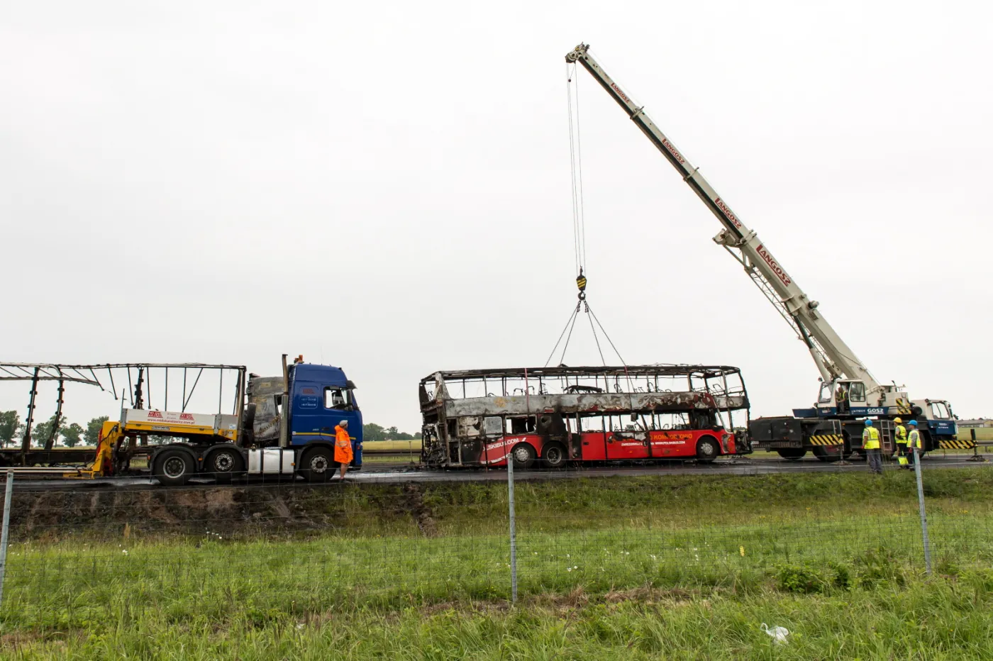 Karambol na A4: Cztery pojazdy spłonęły - w tym autobus Polskiego Busa. Jedna osoba nie żyje