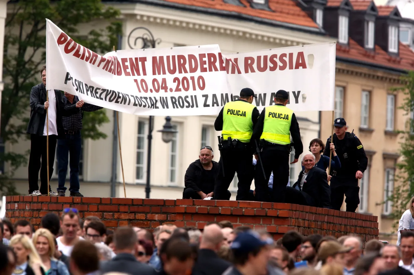 Policja zwinęła transparent "Polski prezydent zamordowany w Rosji". Szef MSW: to nie polityka