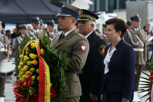 Warszawa: Uroczysta zmiana warty przed Grobem Nieznanego Żołnierza