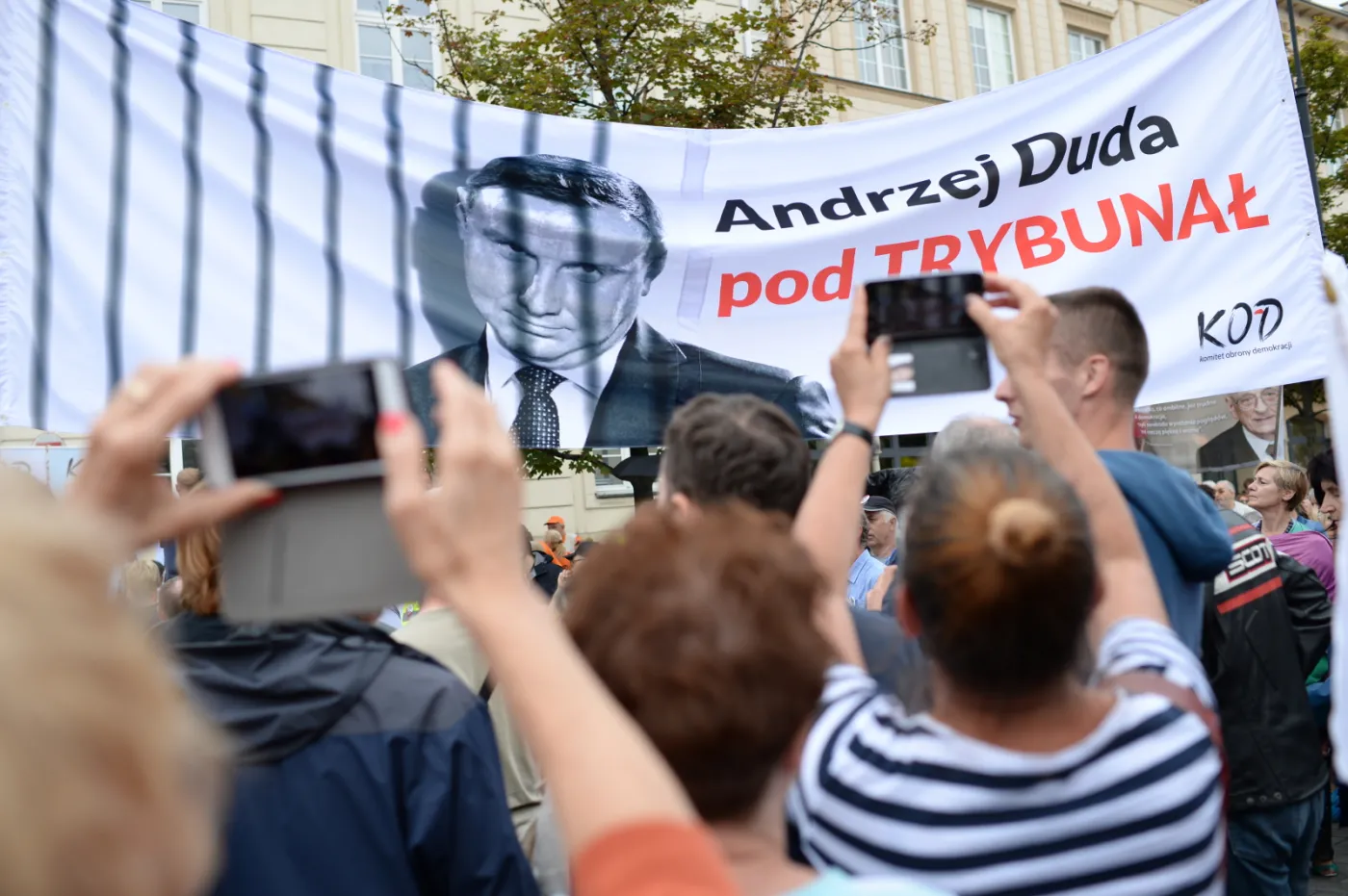 KOD demonstrował pod hasłem "Andrzej Duda pod Trybunał"
