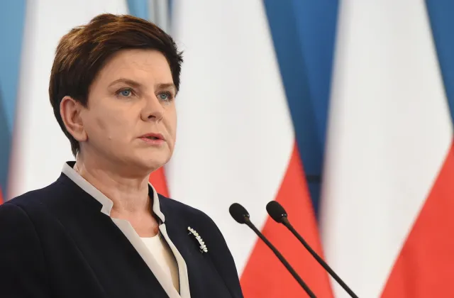 Szydło o Caracalach: Hollande postąpiłby dokładnie tak samo