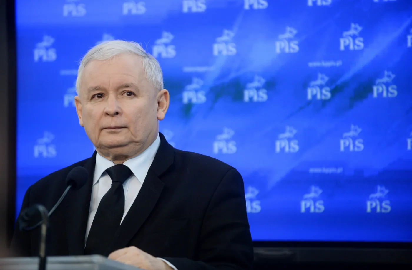 Jarosław Kaczyński podczas konferencji prasowej po spotkaniu liderów ośmiu partii. 