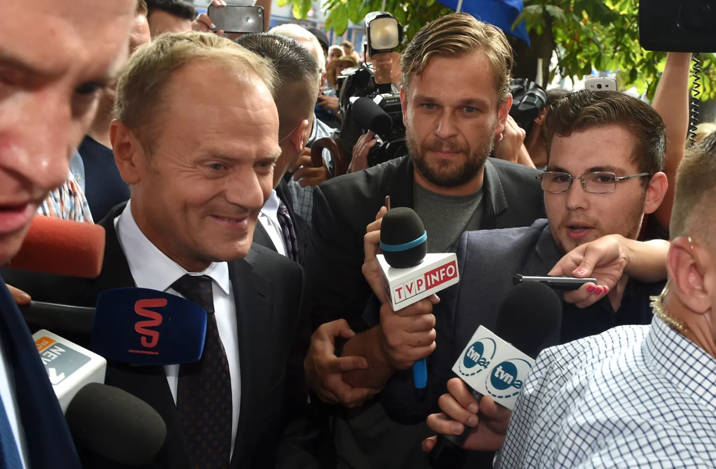 Donald Tusk (L) rozmawia z dziennikarzami przed wejściem do budynku Prokuratury Krajowej w Warszawie przy ulicy Rakowieckiej