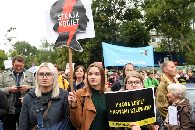 Projekt "Zatrzymaj aborcję" w komisji. Przed budynkiem Sejmu trwają protesty