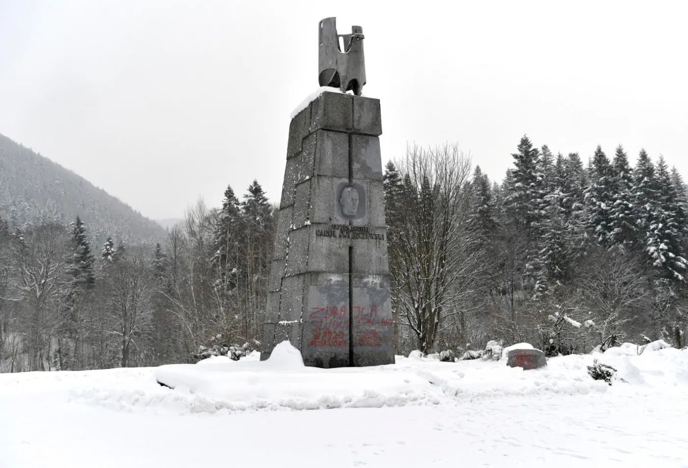 Podkarpackie: Trwa rozbiórka pomnika gen. Świerczewskiego w Jabłonkach