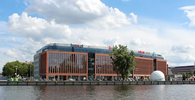 Strona WWW czy fanpage na FB? Co korzystniejsze dla biznesu?