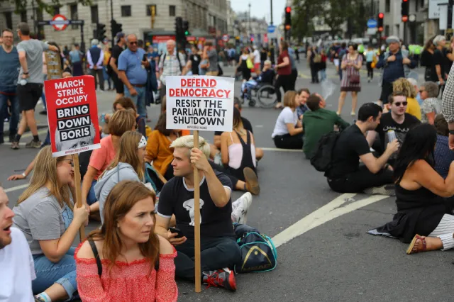 Protesty w Wielkiej Brytanii po decyzji o zawieszeniu parlamentu. "Zatrzymać przewrót"