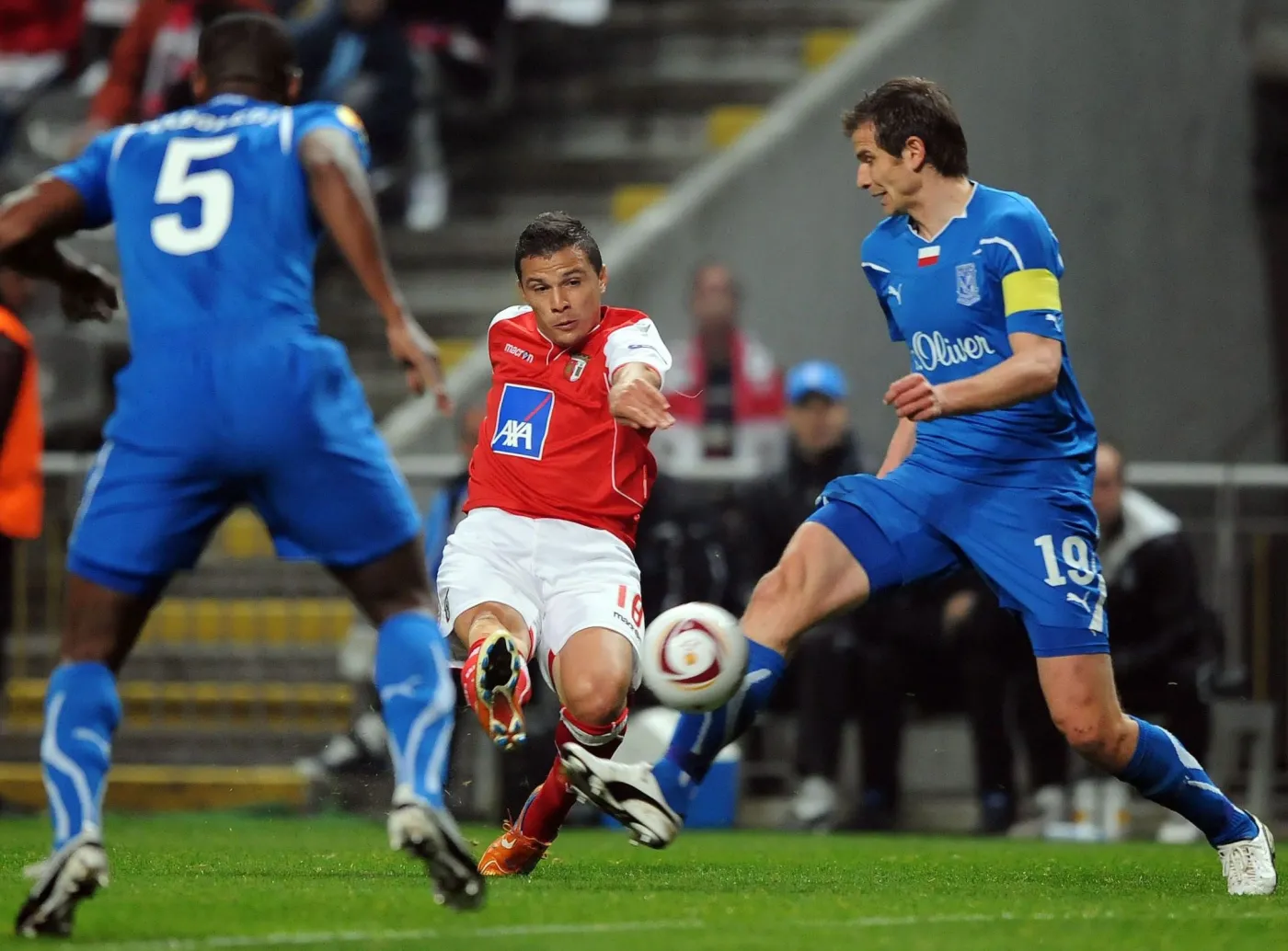 1837041-zawodnik-sportingu-lima-w-potyczce.jpg